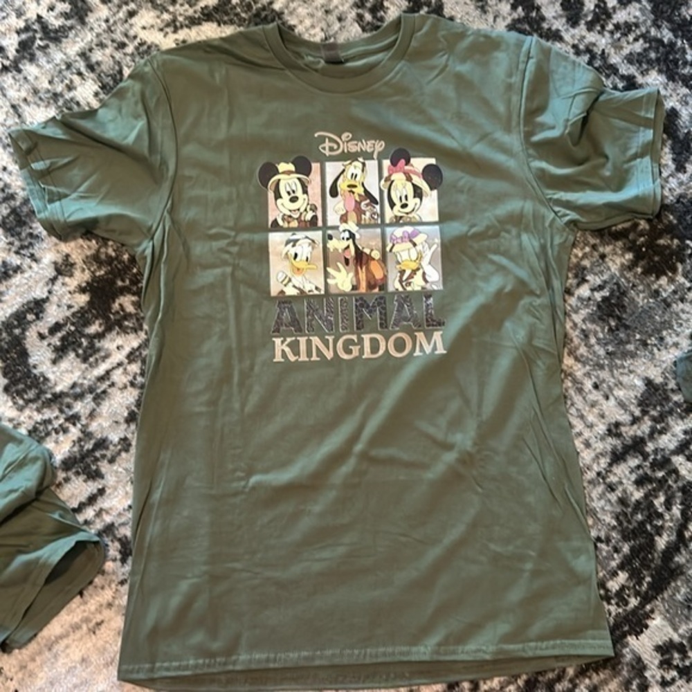 NWOT Medium unisex adult tee